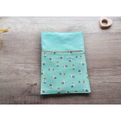 Protège carnet de santé brodé avec prénom – Fait main avec tissu OEKO-TEX® – Idée cadeau naissance unique